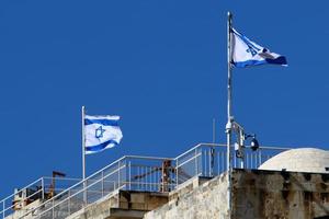 die blau-weiße Flagge Israels mit dem sechszackigen Davidstern. foto