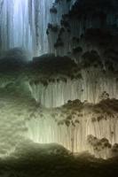 große eisblöcke gefrorener wasserfall oder höhlenhintergrund foto