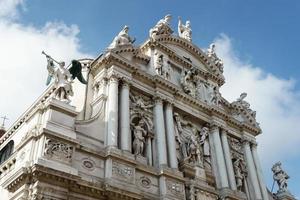 Venedig, Italien, 2014. Statuen auf dem Dach von Santa Maria del Giglio Venedig foto