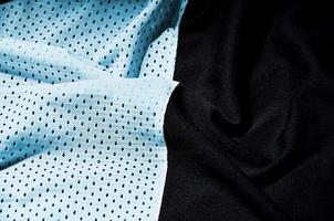 blauer sportbekleidungsstoff textur hintergrund. Draufsicht auf hellblaue Textiloberfläche. helles Basketballshirt. Textraum foto