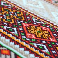 traditionelle ukrainische volkskunst gestricktes stickmuster auf textilgewebe foto