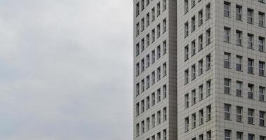 mehrstöckiges Bürogebäude mit blauem Himmel foto