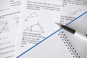 Handschrift von geometrischen Aufgaben bei Prüfung, Übung, Quiz oder Test im Geometrieunterricht. Konzept zur Lösung von Exponentialgleichungen. foto