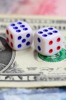weiße würfel sind auf einem dollarschein von us-dollar. das Konzept des Glücksspiels mit Raten in Geldeinheiten foto
