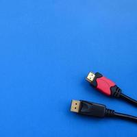 Audio-Video-HDMI-Computerkabelstecker und vergoldeter 20-poliger Displayport-Stecker für eine einwandfreie Verbindung auf blauem Hintergrund foto