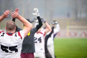 American-Football-Spieler dehnen und aufwärmen foto