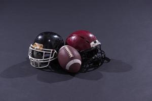 American Football und Helme isoliert auf grau foto
