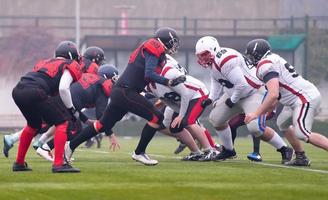 Trainingsspiel professioneller American-Football-Spieler foto