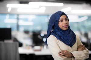 Porträt einer schwarzen muslimischen Softwareentwicklerin foto