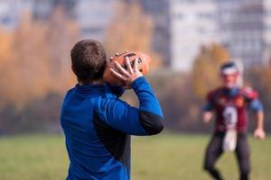 American-Football-Team mit Trainer in Aktion foto