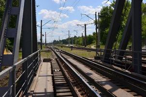 sommertag eisenbahnlandschaft mit blick von der eisenbahnbrücke auf den s-personenbahnhof foto