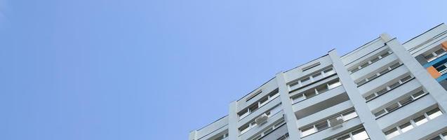neues mehrstöckiges Wohngebäude und blauer Himmel foto