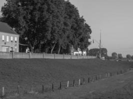 das kleine dorf grieth am rhein foto