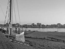 das kleine dorf grieth am rhein foto