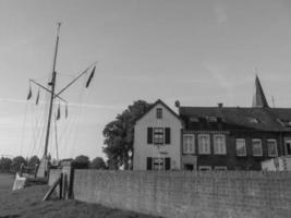 das kleine dorf grieth am rhein foto