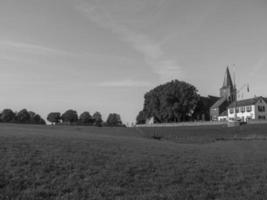 das kleine dorf grieth am rhein foto