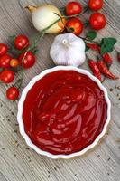 Tomatenketchup auf Holz foto