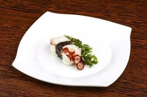 Oktopus-Sushi auf Holz foto