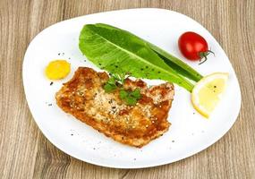 Schweineschnitzel auf Holz foto