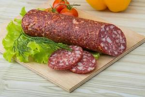 Salami auf Holz foto