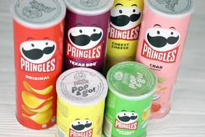 charkiw, ukraine - 16. dezember 2021 pringles produkt mit neuem logo. Pringles ist eine Marke von Kartoffel-Snackchips, die der Firma Kellogg gehört foto