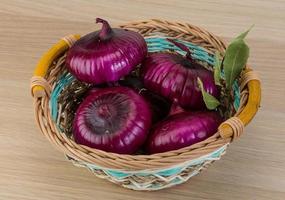 violette Zwiebel auf Holz foto