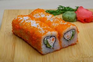 California Roll auf Holzbrett und Holzhintergrund foto