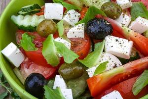 griechischer salat auf holz foto