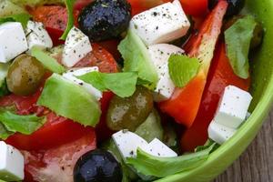 griechischer salat auf holz foto