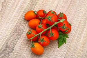 Tomaten verzweigen sich auf Holz foto