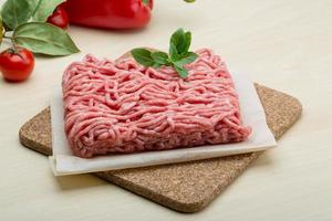 Hackfleisch auf Holzbrett und Holzhintergrund foto