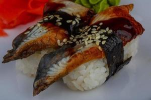 Aal-Sushi auf Teller foto