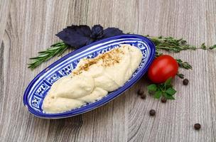 Hummus in Schüssel foto