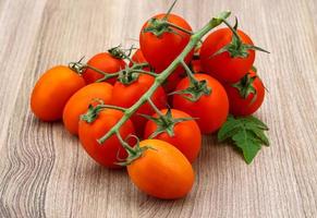 Tomaten verzweigen sich auf Holz foto