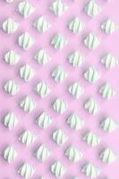 bunter Marshmallow auf rosafarbenem Papierhintergrund foto