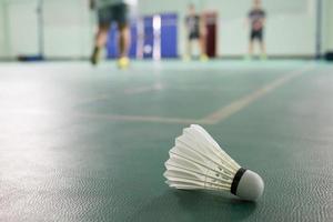 Federball auf dem Boden Gericht Badminton. konzept sport, spiel, teamwork, motivation, einstellung. Schwarz-Weiß-Bild emotional. foto