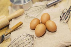 Eier und Süßwarenausrüstungskomponenten machen Dessertbäckerei. foto