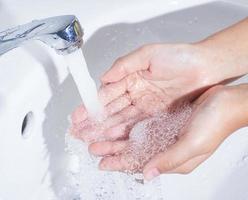 Händewaschen mit Wasser foto