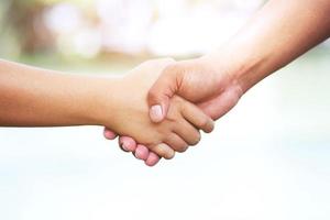 Frau und Mann halten sich an den Händen, glückliches Paar liebt sich im Garten. konzept paar liebhaber valentinstag. foto