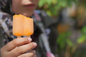 junge frauen, die eis mit schokoladengeschmack essen foto