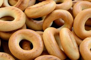 Nahaufnahmefoto von frischen gelben Bagels. eine beliebte Art von Mehlprodukten. eine der traditionellen russischen Leckereien für Tee foto