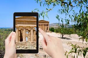 Tourist, der Foto antiker Tempel von Concordia macht