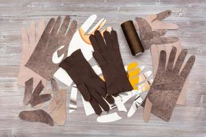 verschiedene Details für die Handschuhproduktion auf dem Tisch foto