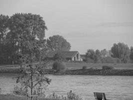 das kleine dorf grieth am rhein foto