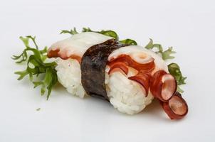 Oktopus-Sushi auf weißem Hintergrund foto