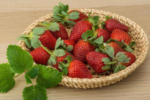 frische Erdbeere auf Holz foto