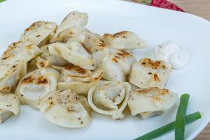 geröstete Pierogi auf Holz foto