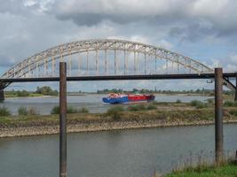 die stadt nijmegen am fluss waal in den niederlanden foto