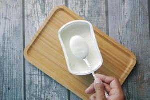 frischer Joghurt in einer Schüssel auf dem Tisch foto