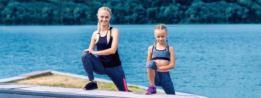 Porträt von Mutter und Kind in sportlicher Kleidung foto